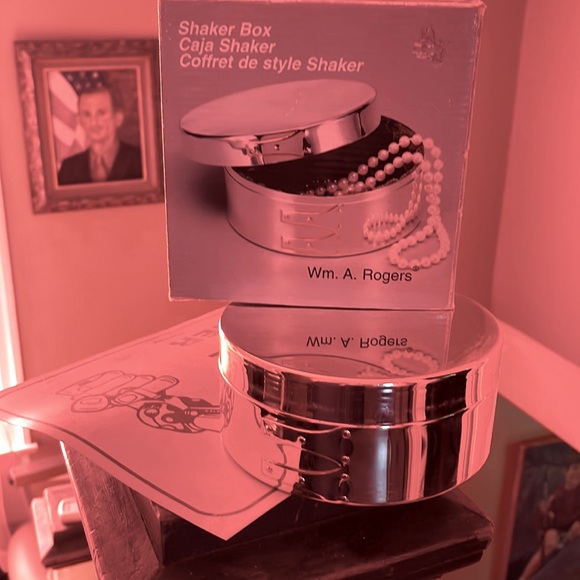 JEWELRY STORAGE Wm. A. Rogers Silverplate w/Golden Accents ONEIDA(Bra&Belt box) - Picture 2 of 8